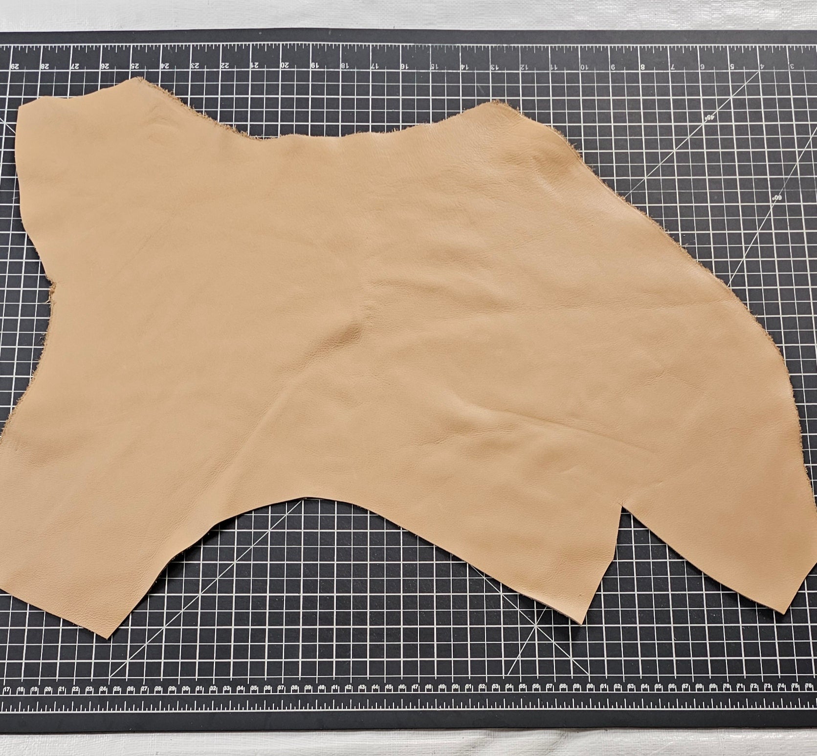 Multicoloured Leather Offcuts 1 - 3 Hands – Full-Grain &amp; Corrected Cowhide Scraps
