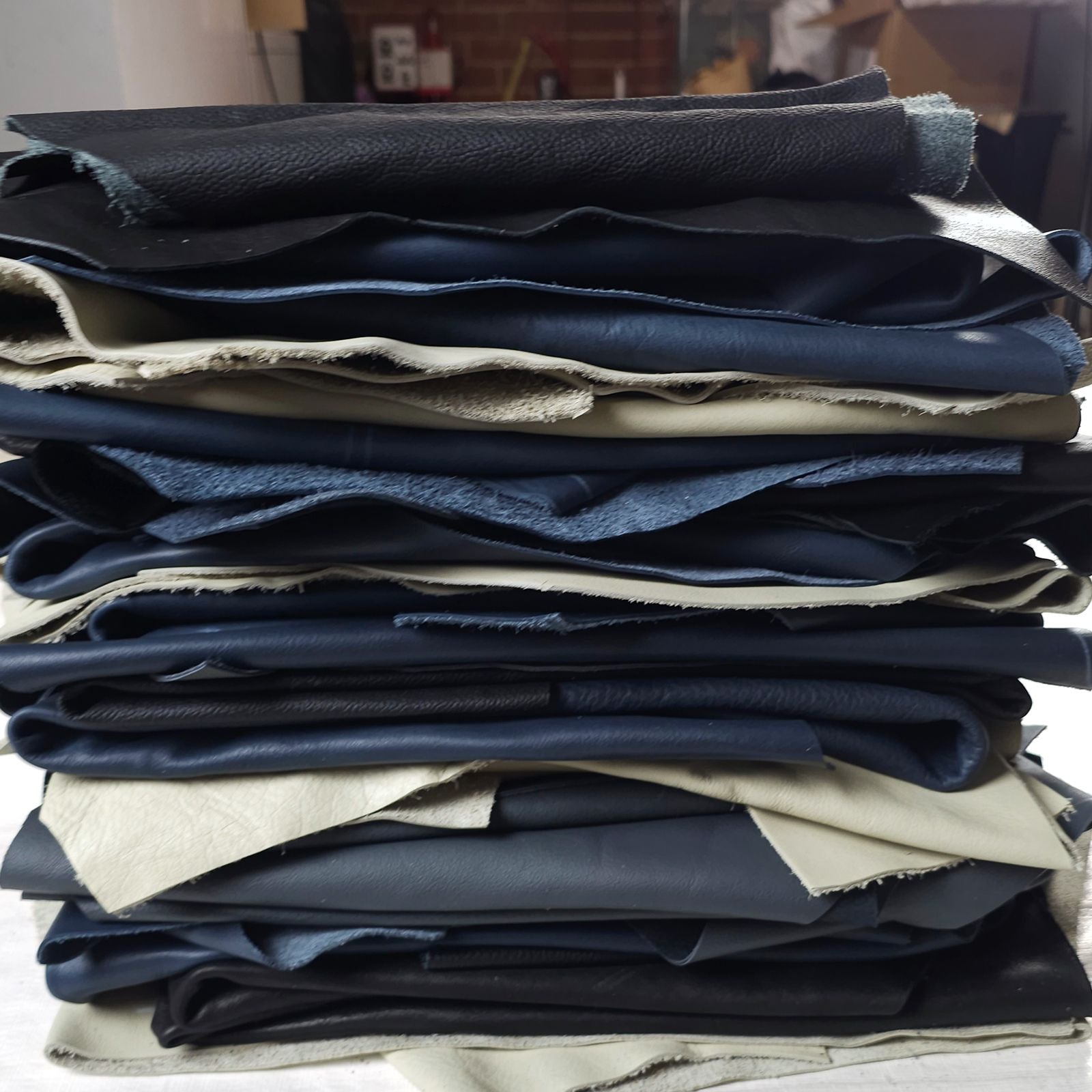 Medium Leather Pieces – Mixed Colours (1–2 sq ft)