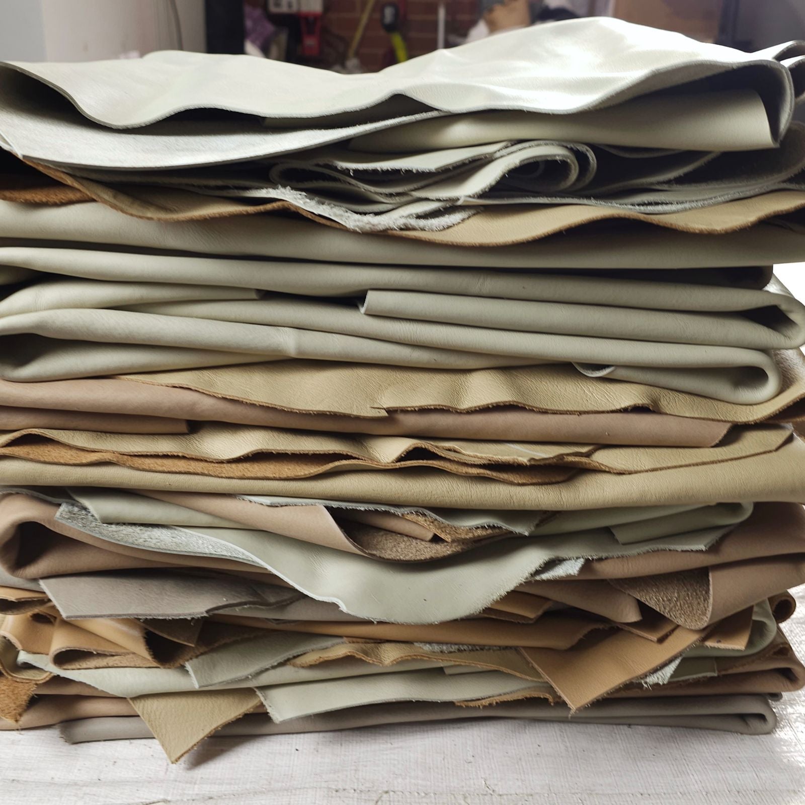 Medium Leather Pieces – Mixed Colours (1–2 sq ft)