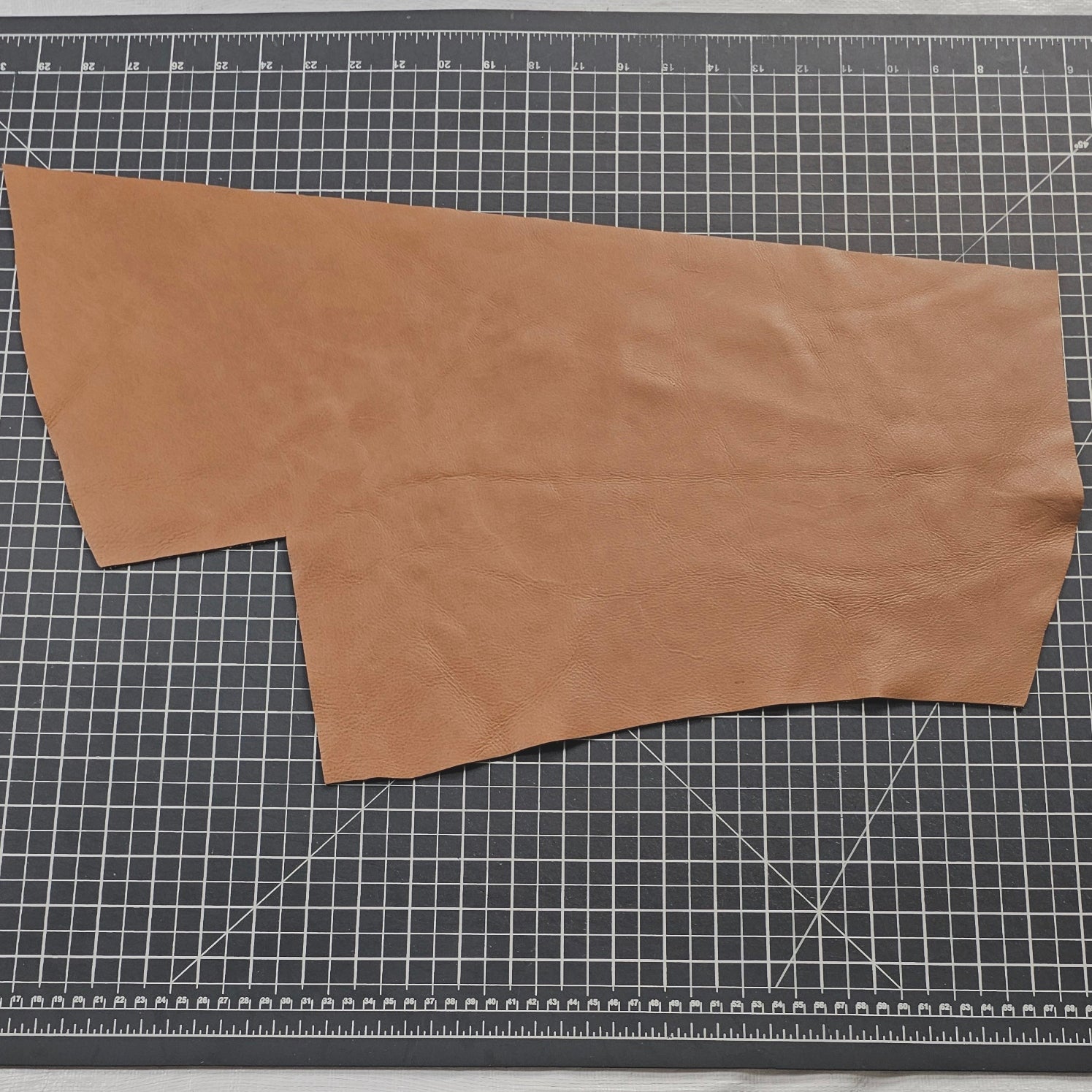 Full-grain and corrected-grain cowhide in mixed colours

