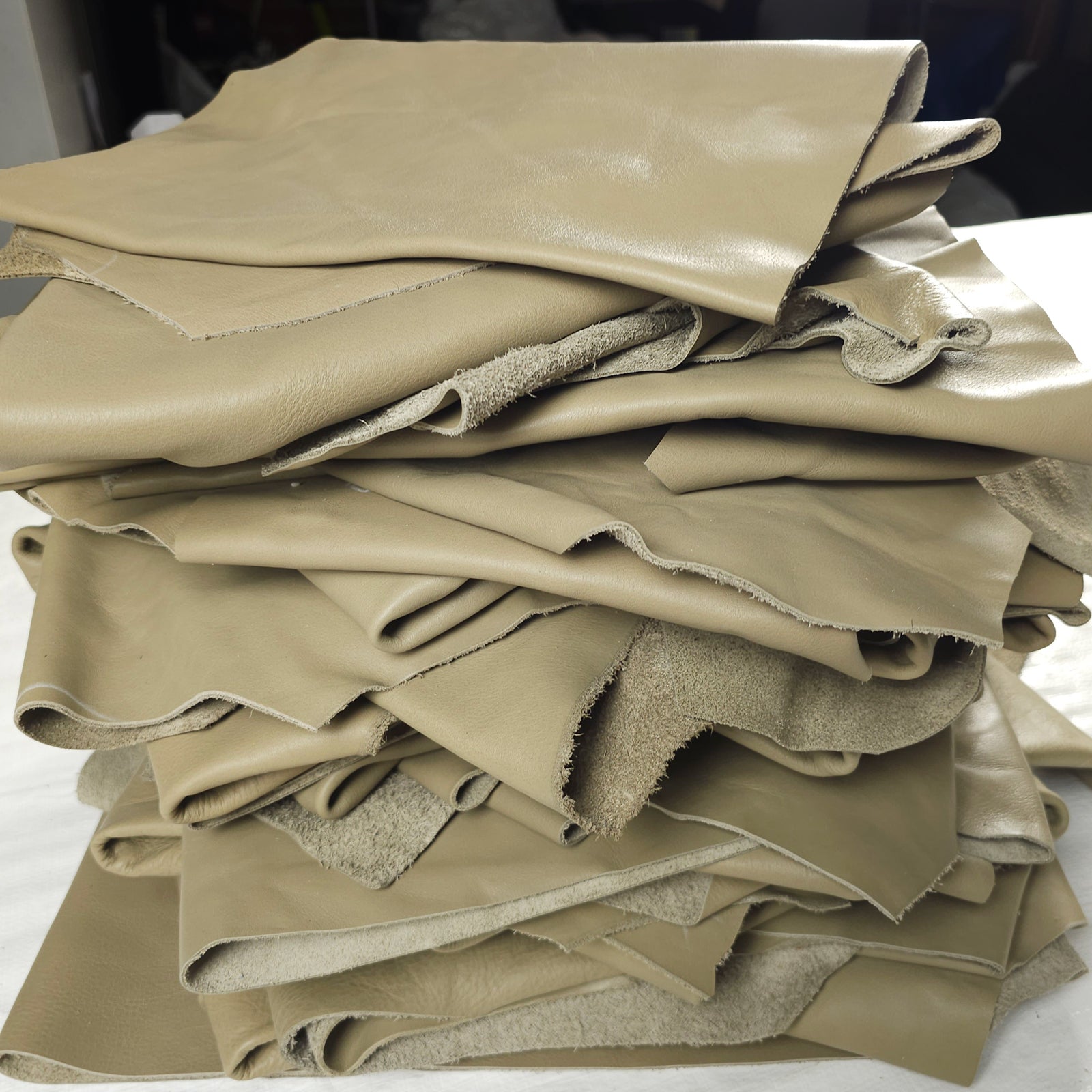 Medium Leather Pieces – Solid Colours (1–2 sq ft)