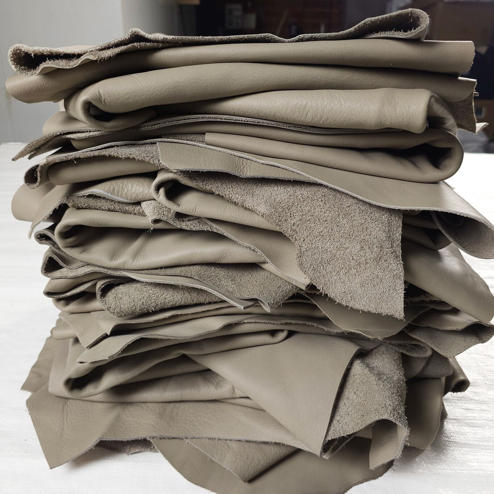 Medium Leather Pieces – Solid Colours (1–2 sq ft)